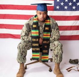 学生in military garb and graduation cap with a scarf,说 